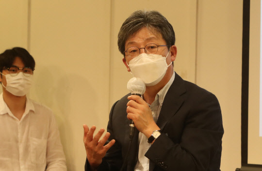 유승민 국민의힘 전 의원이 16일 오후 부산 서면 소민아트센터에서 열린 자신의 저서 '야수의 본능으로 부딪쳐라' 북 콘서트에서 발언하고 있다.  연합뉴스